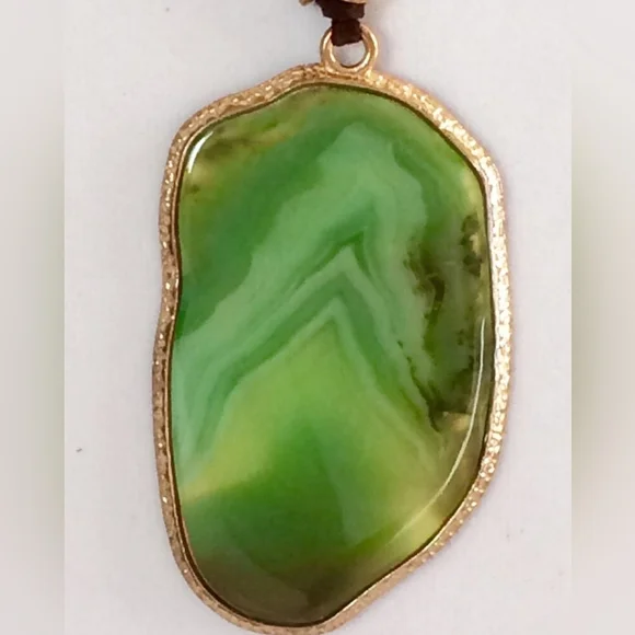 Green agate slice pendant on gold-tone black necklace - Picture 2 of 6